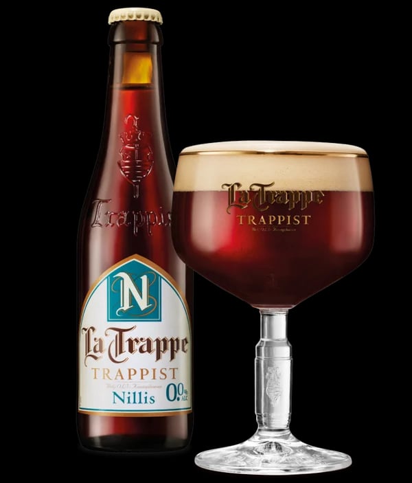 La Trappe Nillis non-alcoholic beer with amber color and off-white head showcasing a classic Trappist ale style
